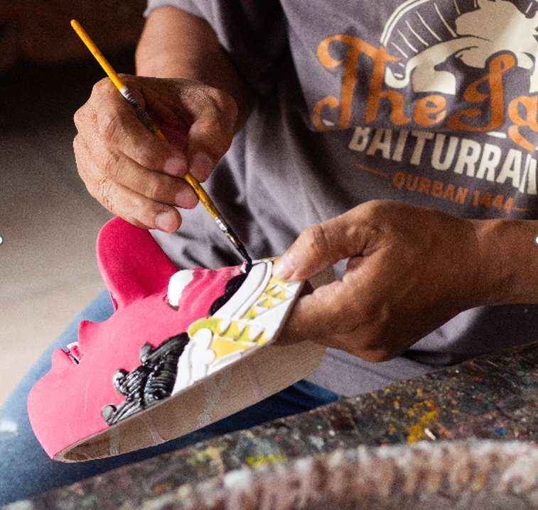 Tahap pendetailan pewarnaan pada topeng kayu batik.