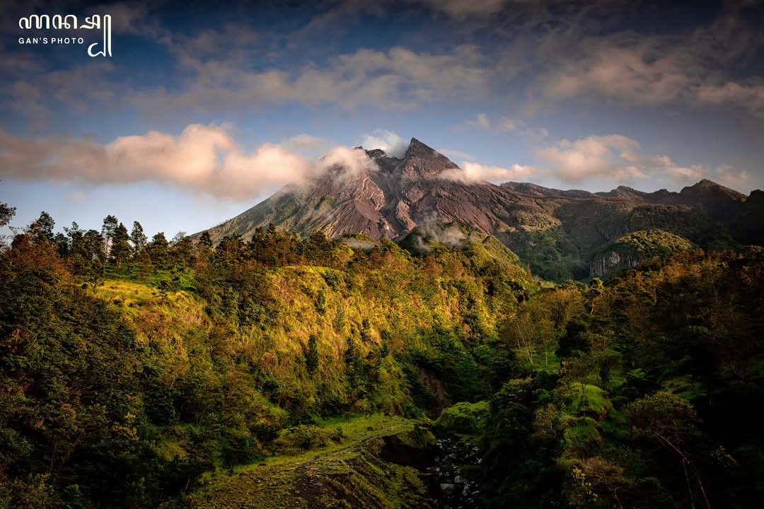Pesona Gunung Merapi yang memikat di perbatasan DIY dan Jawa Tengah.