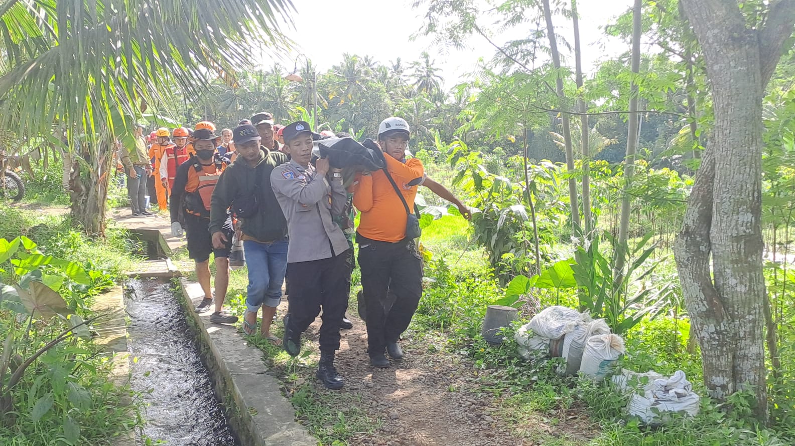 Tim SAR Gabungan mengevakuasi korban di Sungai Sempor, Trimulyo, Sleman, Selasa (3/12/2024).