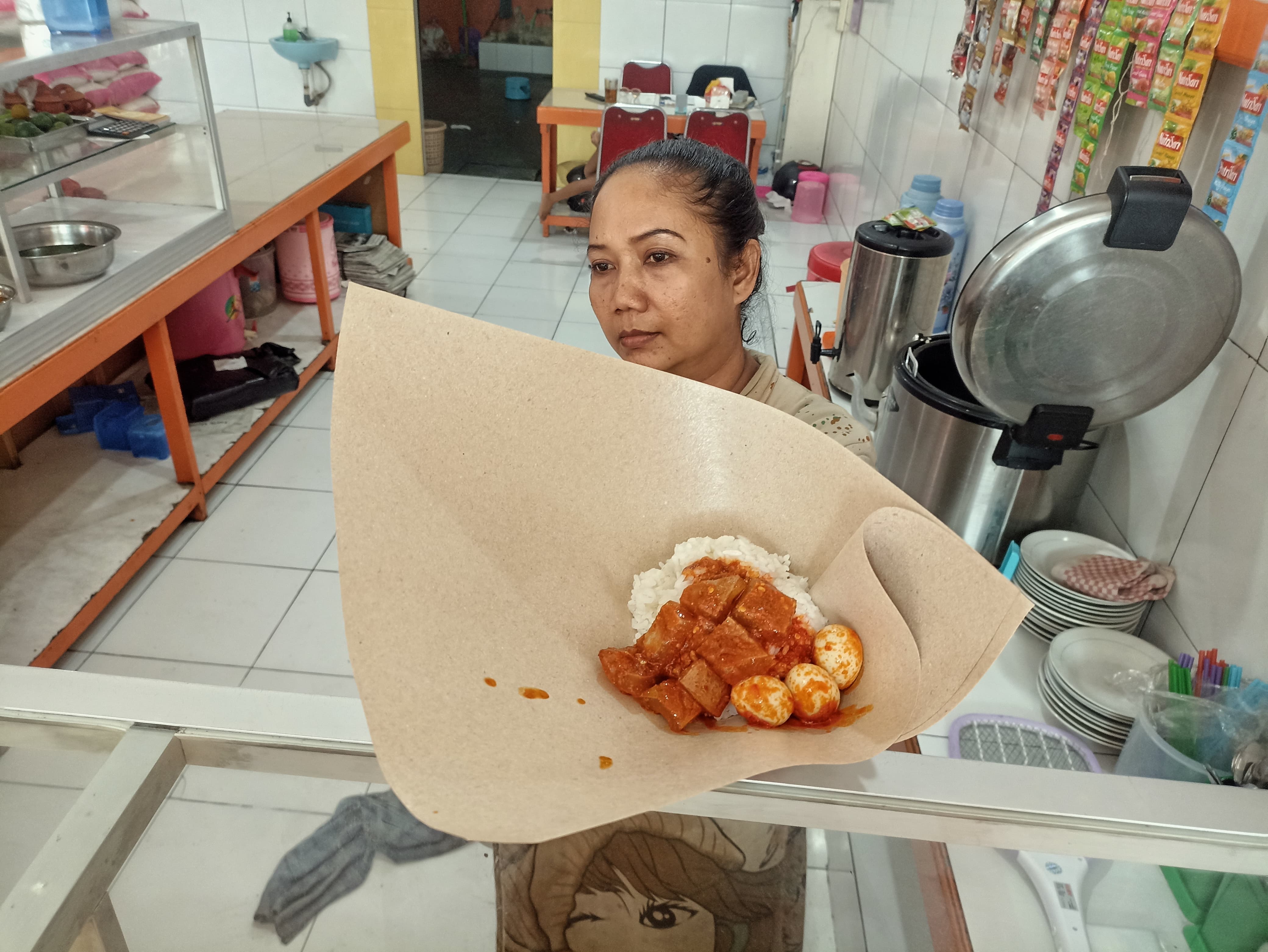 Menu nasi dengan lauk kikil balado dan telur puyuh balado.