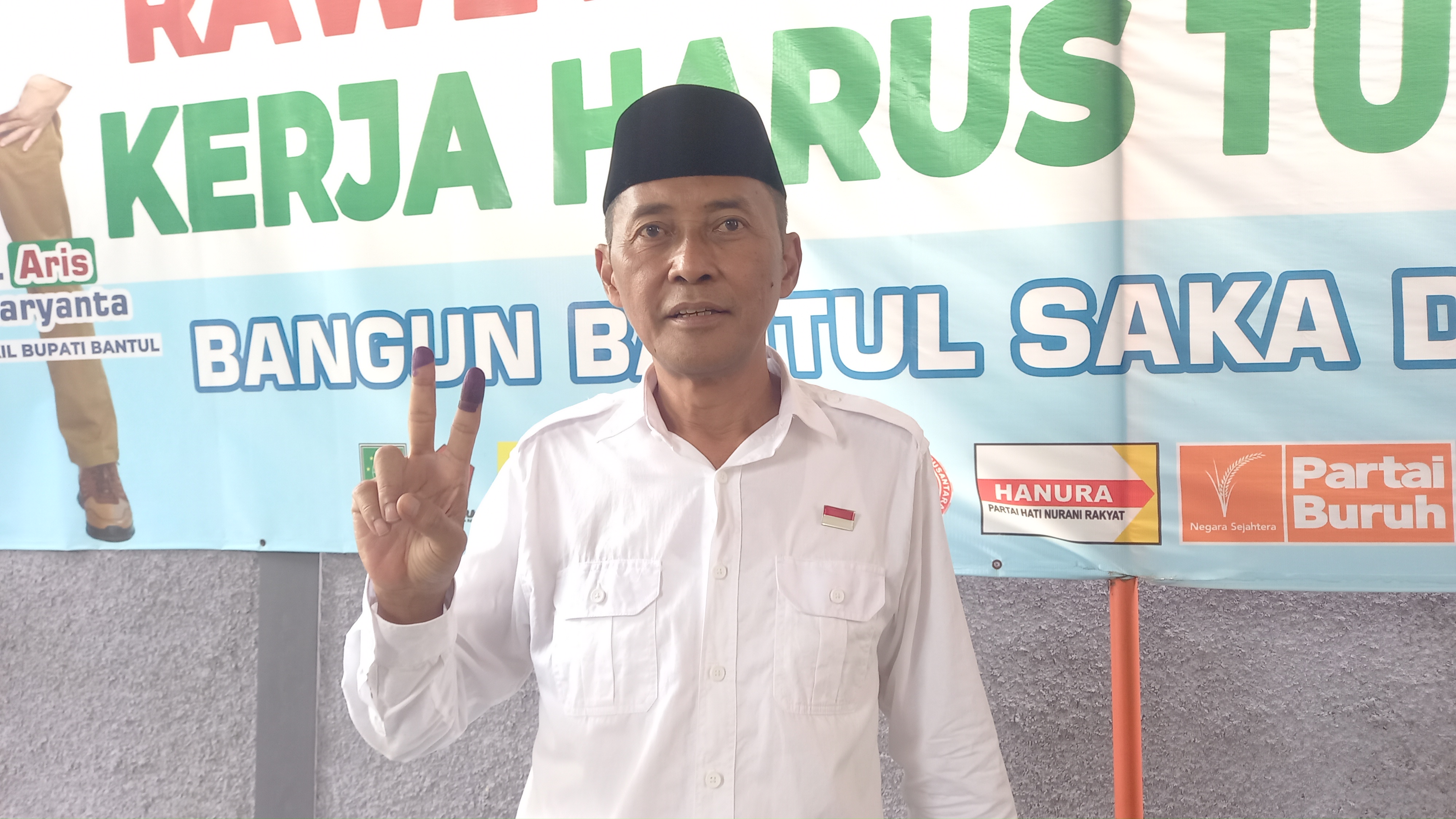 UNGGUL: Aris Suharyanta saat ditemui di rumahnya seusai memberikan hak suaranya pada Pilkada Bantul 2024 , 27 November lalu.  &nbsp;