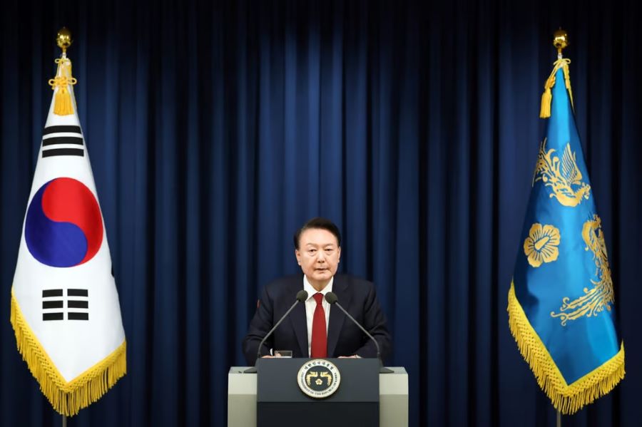 Keputusan darurat militer Presiden Yoon memicu krisis politik di Korea Selatan.