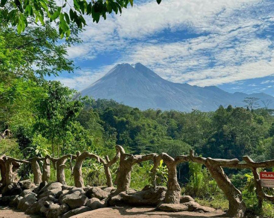 Pemandangan Gunung Merapi dari Tankaman Natural Park.