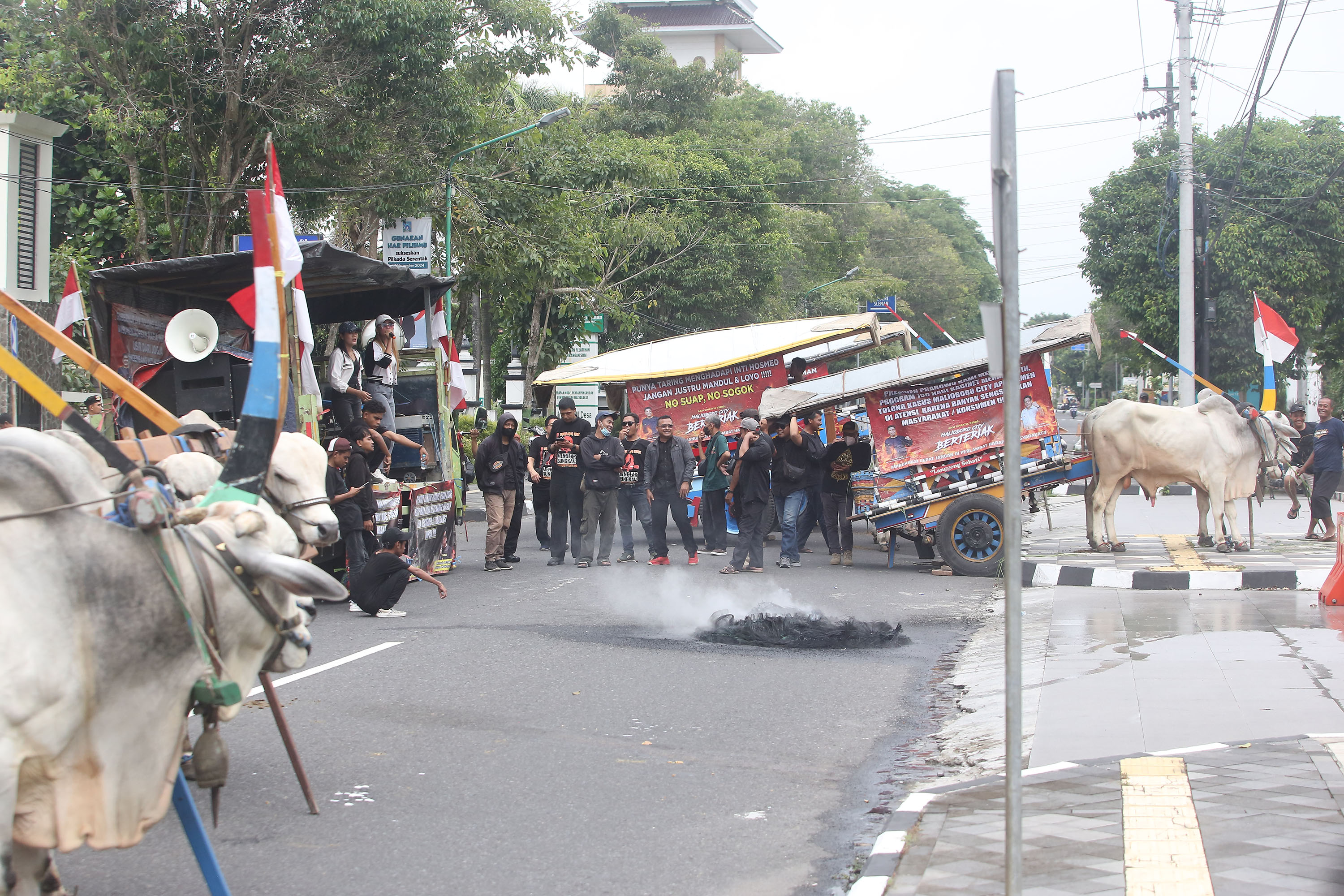 Korban apartemen Malioboro City memblokade Jalan Parasamya, Sleman, Rabu(4/12).