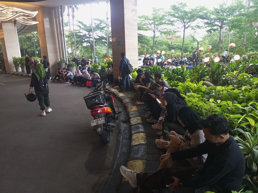 Suasana terkini area Pakuwon Mal paska kejadian kebakaran pada Rabu (4/12/2024) sore. Kondisi saat ini dinyatakan aman dan pengunjung dan pegawai diperbolehkan masuk kembali.