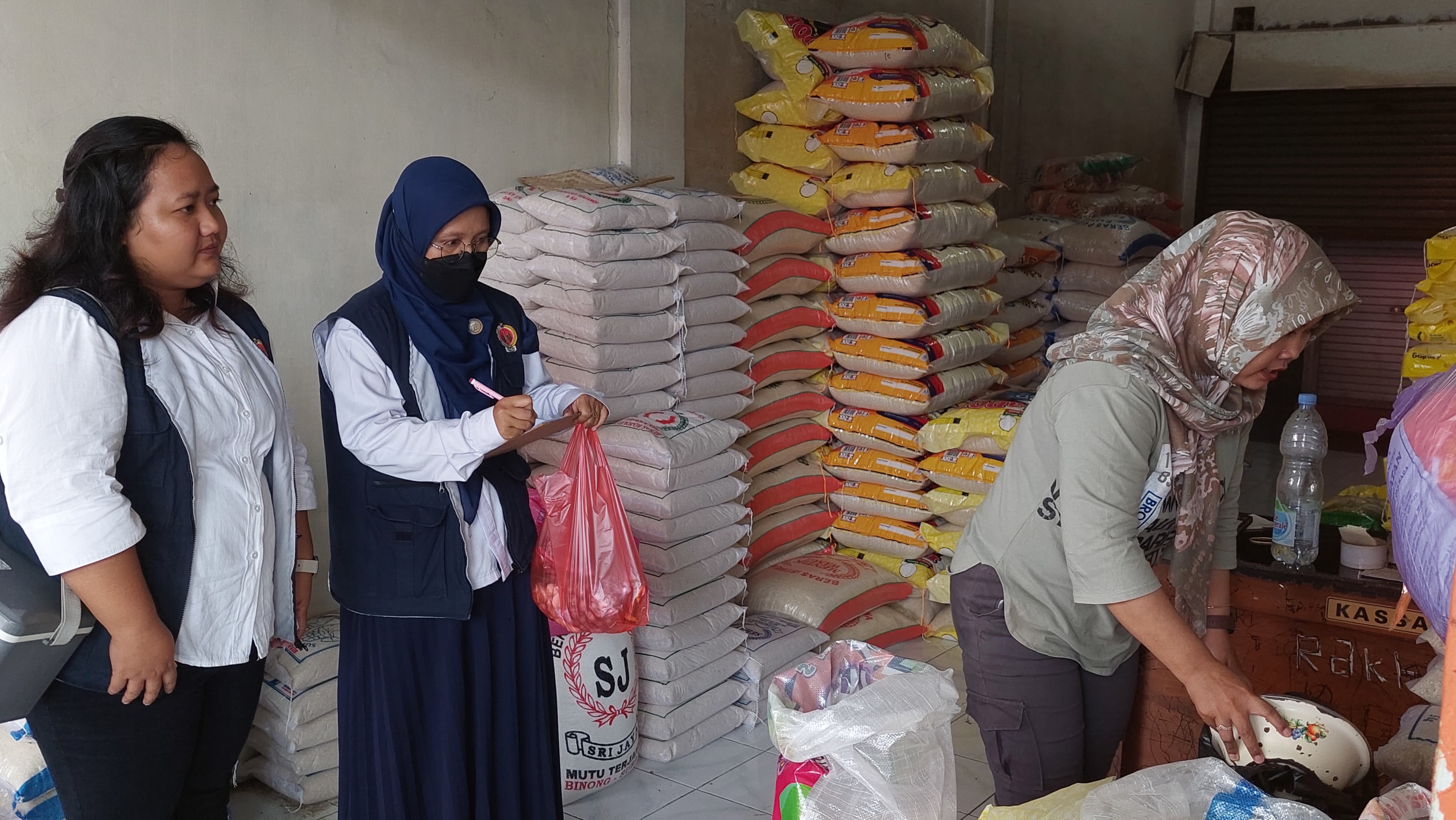 PANTAU LAPANGAN: Tim Pengendalian Inflasi Daerah (TPID) DIJ melakukan pemantauan harga komoditas di Pasar Wates, Rabu  (4/12)  &nbsp;