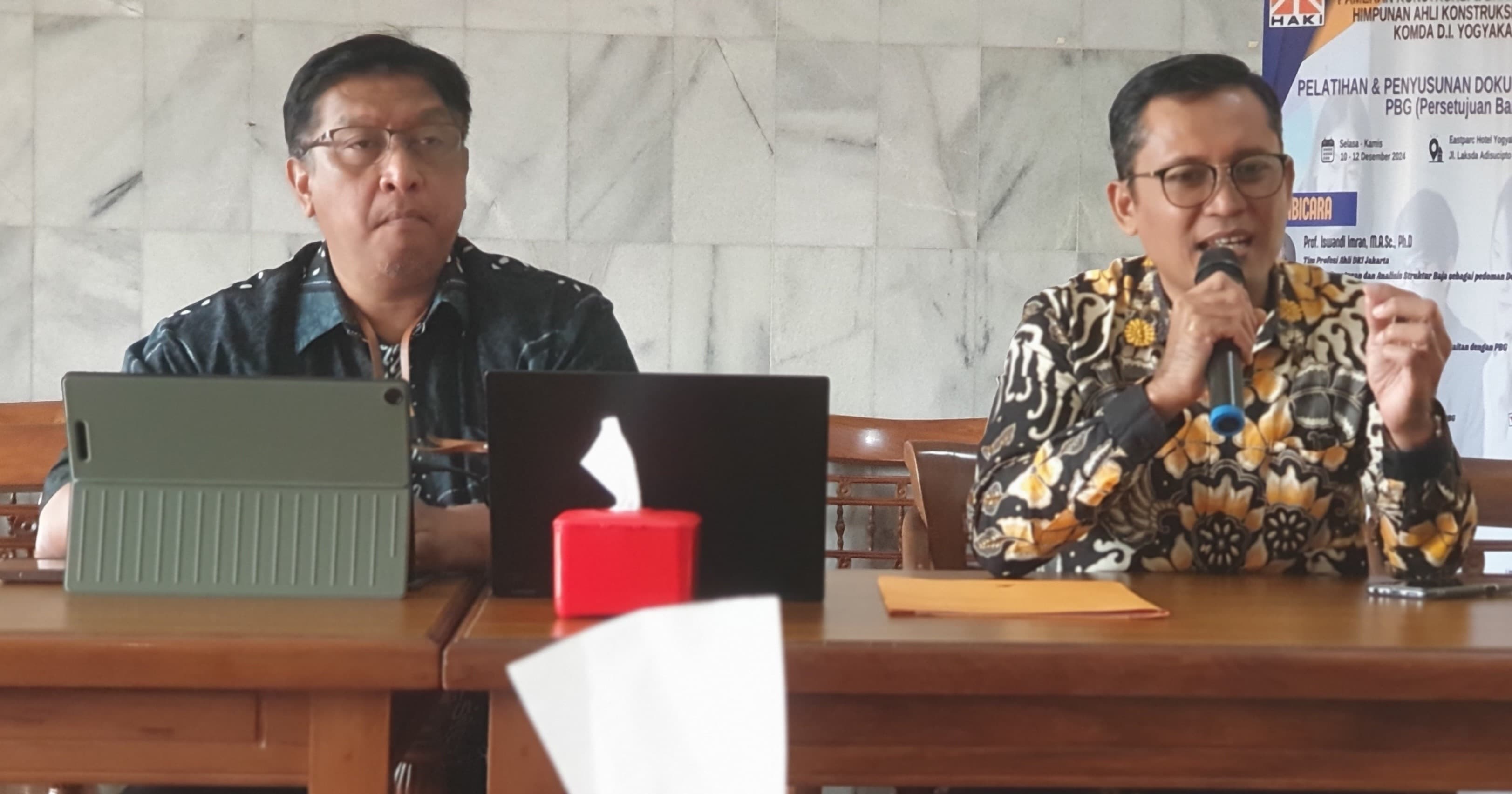 PERSIAPAN - Jajaran Himpunan Ahli Konstruksi Indonesia (HAKI) Komda Provinsi D.I Jogjakarta saat memberikan keterangan pada awak media pada Rabu (04/12/2024).  (GUNAWAN/Radar Jogja)