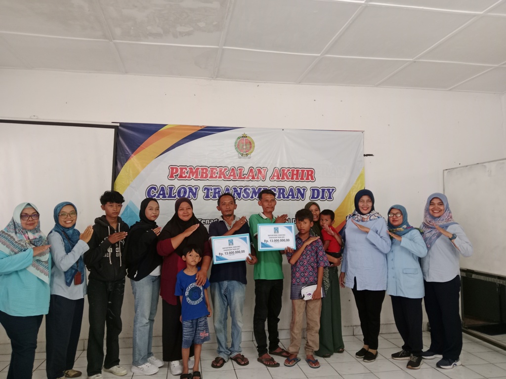&nbsp;  SIAP MENGUBAH NASIB: Keluarga asal Sleman yang tengah berada di transito sebelum diberangkatkan menuju kota tujuan transmigrasi.
