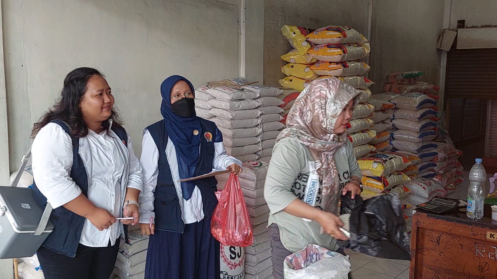 PENINJAUAN: Tim Pemantauan harga menanyakan harga beras di Pasar Wates.&nbsp;