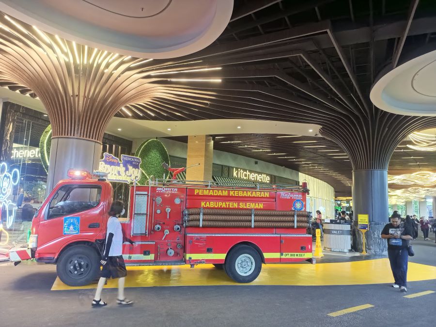 Mobil Pemadam kebakaran bersiaga di depan gedung Pakuwon Mal Rabu (4/12/2024) sore. Kondisi saat ini dinyatakan aman dan pengunjung dan pegawai diperbolehkan masuk kembali.