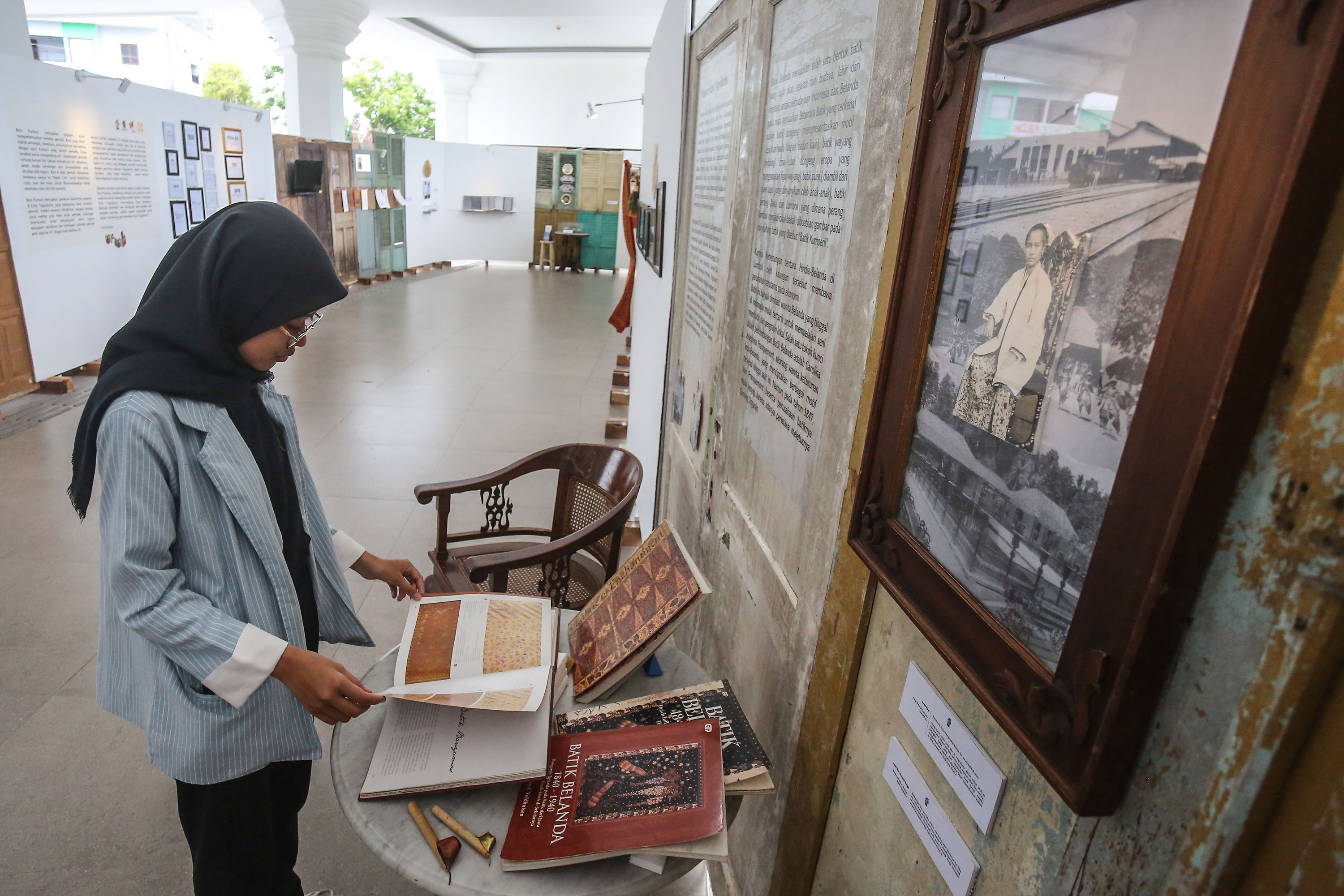 Pengunjung mengamati benda koleksi yang dipamerkan saat pameran bersama museum kota Jogja di Taman Budaya Embung Giwangan, Jogja, Rabu (4/12). Pameran itu yang diikuti 7 museum itu digelar untuk menampilkan potensi koleksi museum yang ada di kota Jogja (F