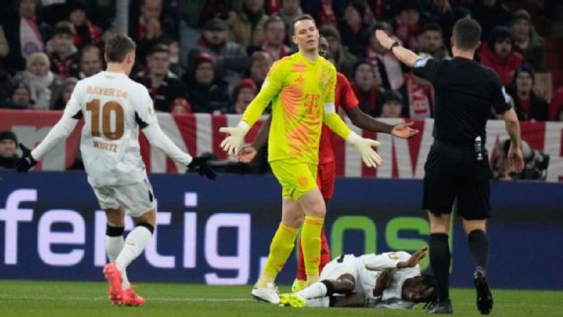 Manuel Neuer mendapatkan kartu merah pertamanya dalam kekalahan Bayern Munich dari Bayer Leverkusen di Dfb Pokal (AP Photo/Matthias Schrader)