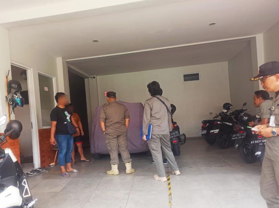 CAPTION: Petugas Satpol PP Kota Jogja saat melakukan sidak di kost-kostan yang terindikasi bebas atau LV pada Kamis (5/12/2024).