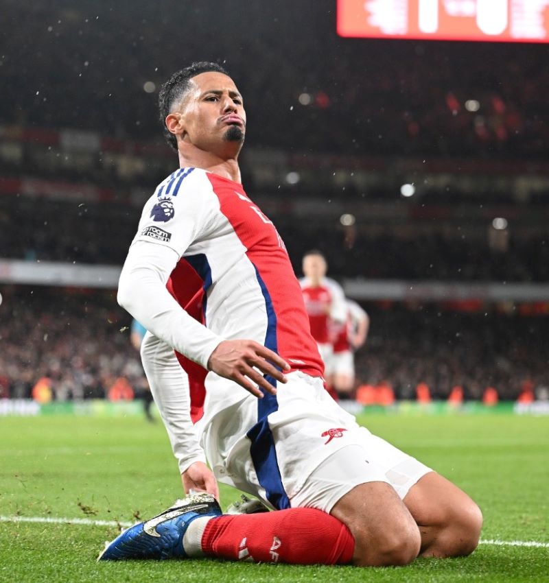Selebrasi William Saliba dalam laga Premier League antara Arsenal vs Manchester United, Kamis (5/12/2024).
