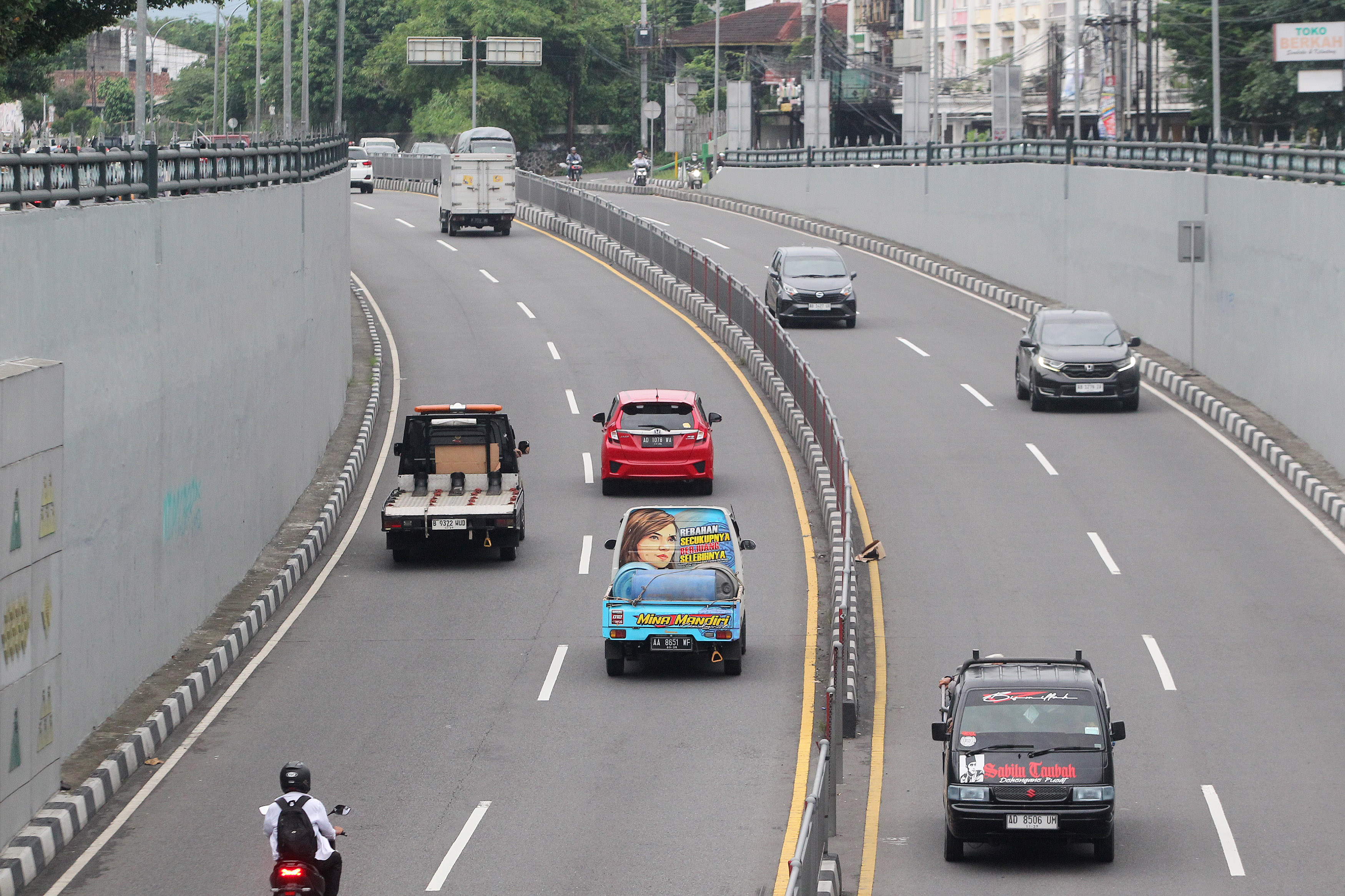 JALUR PADAT: Kendaraan bermotor melintas di Underpass Kentungan, Sleman, Senin(2/12).