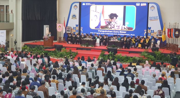 SIMBOLIS: Prof Gregoria Arum Yudarwati saat orasi pengukuhannya sebagai Guru Besar Fakultas Ilmu Sosial dan Ilmu Politik (FISIP) UAJY di Kampus II UAJY Kamis (5/12/2024).