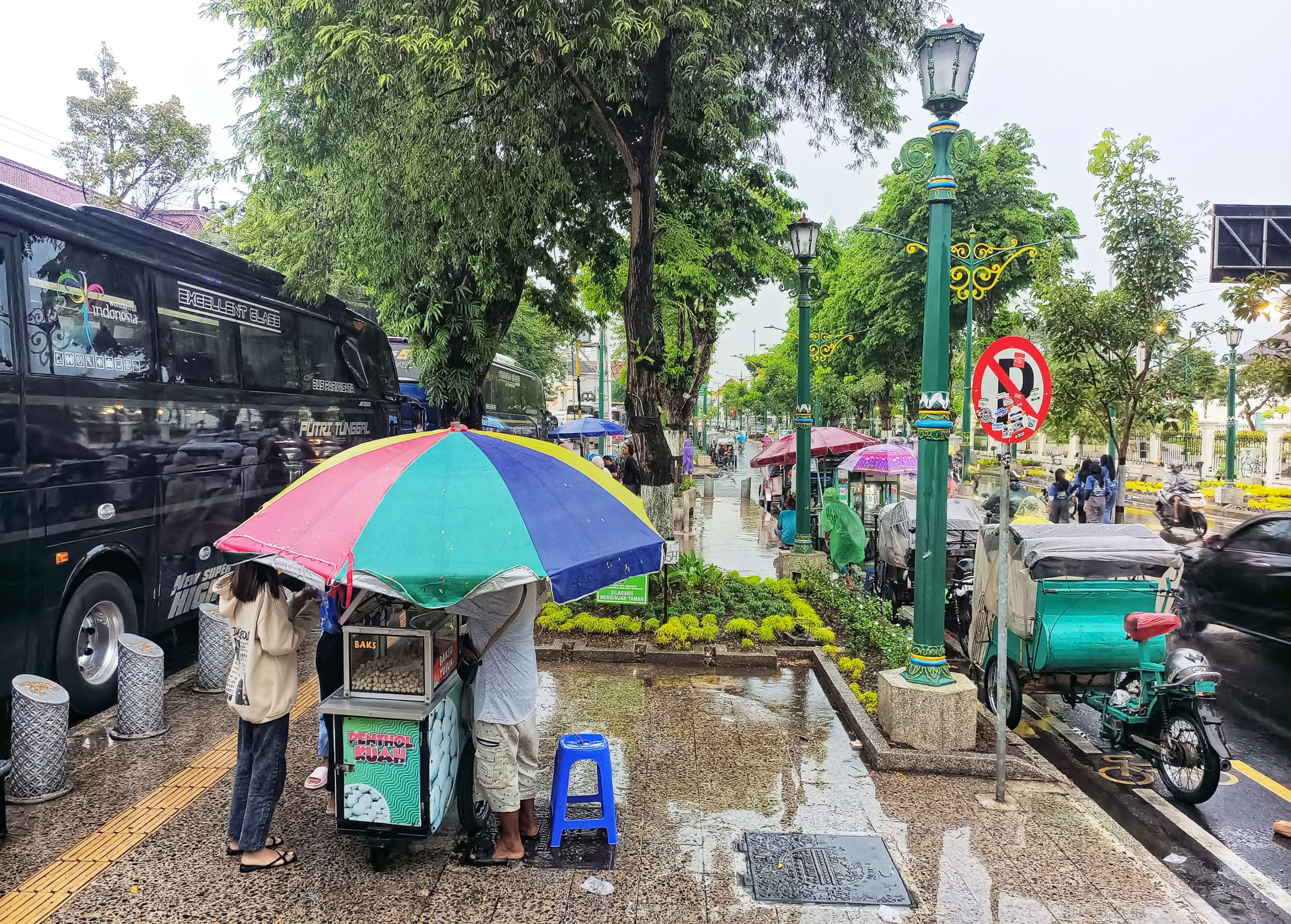 Suasana pedestrian Jalan Panembahan Senopati yang kini sudah bebas dari kabel semrawut, Kota Jogja, kemarin (5/12). Pemkot Jogja terus melakukan penataan kabel-kabel guna mendukung Jogja sebagai kota