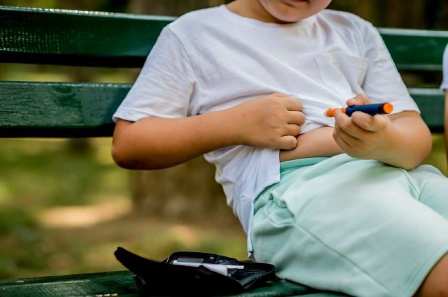 Ilustrasi anak diabetes menyuntikkan insulin.