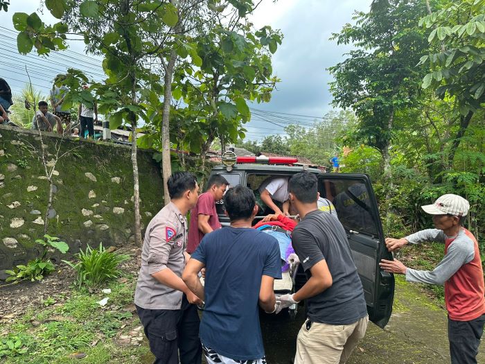 LAKA LANTAS: Proses evakuasi korban kecelakaan di Jalan Jogja-Wonosari, Putat, Patuk, Gunungkidul Kamis (5/12/2024).
