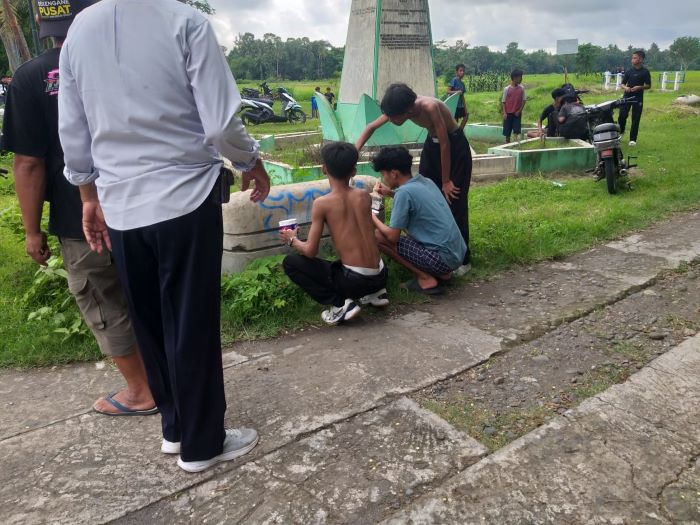 BERIKAN EFEK JERA: Remaja di Lendah yang tertangkap warga melakukan vandalisme diminta untuk mengecat ulang tembok.