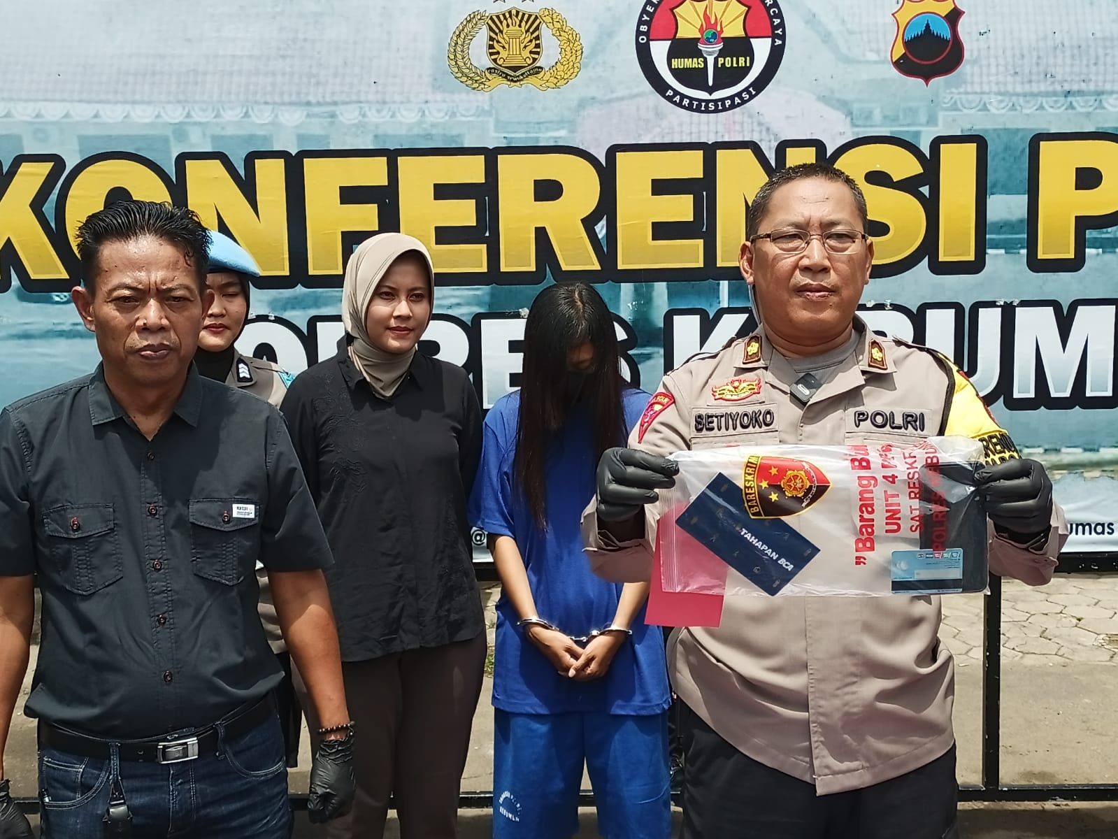 BERANTAS JUDI ONLINE : Kabag Ops Polres Kebumen Kompol Setiyoko menunjukkan barang bukti atas kasus promosi judi online yang menjerat selebgram asal Desa Sempor, Kecamatan Sempor, Kamis (5/12)