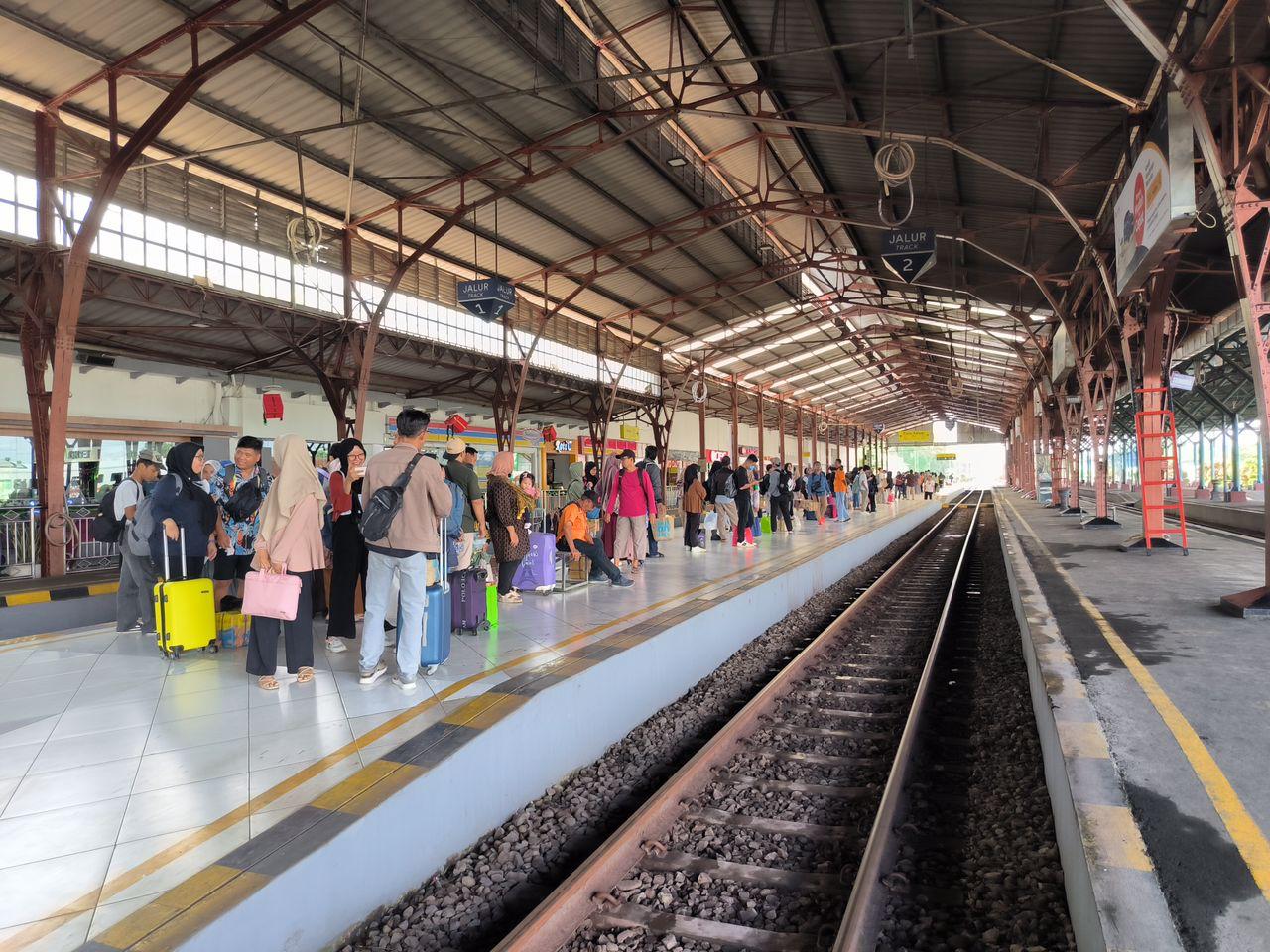 Penumpang KA saat berada di stasiun wilayah Daop 5 Purwokerto