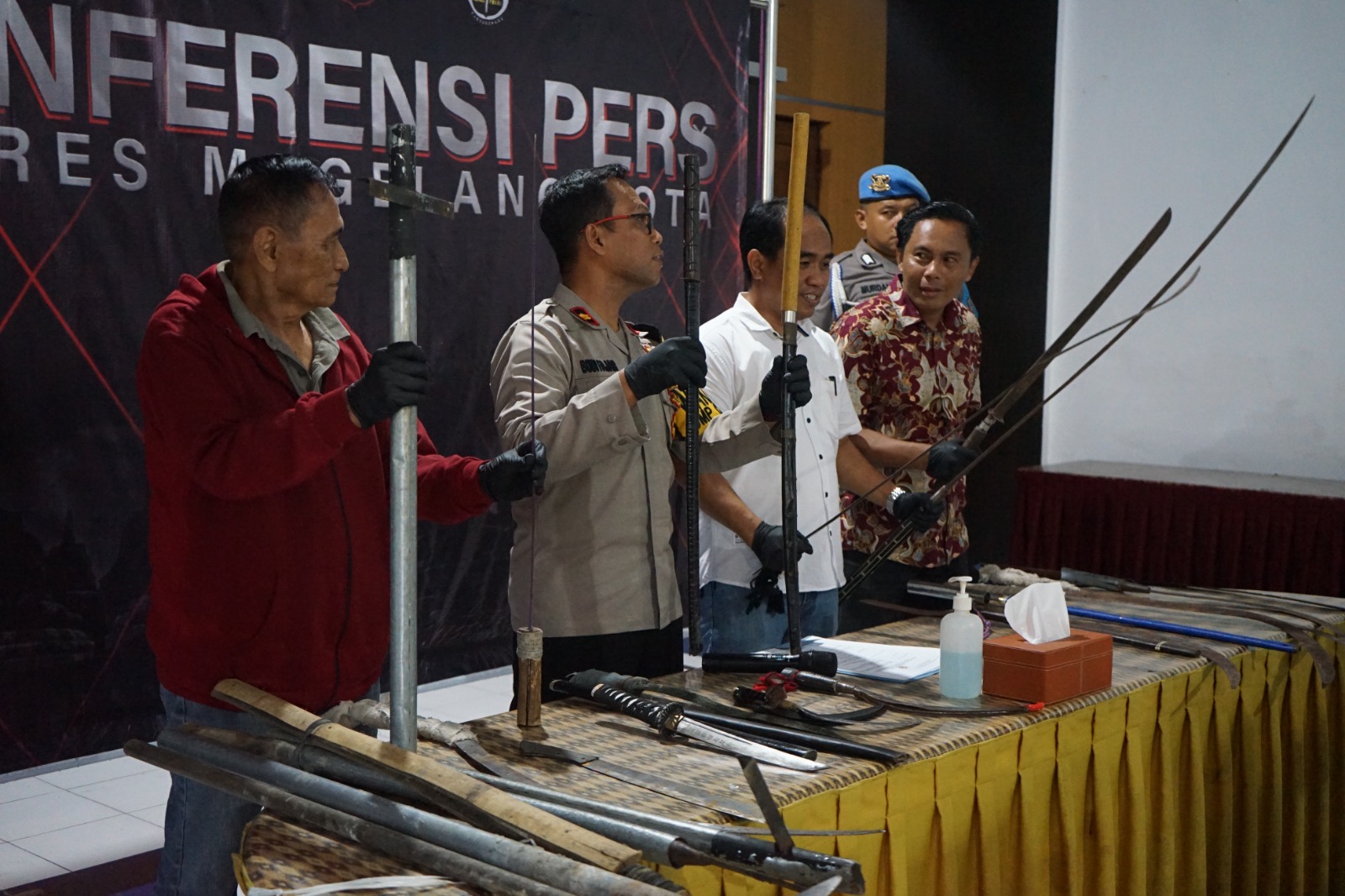 KUMPULKAN SAJAM: Polres Magelang Kota menerima puluhan sajam dari warga yang hendak digunakan untuk tawuran pelajar.&nbsp;