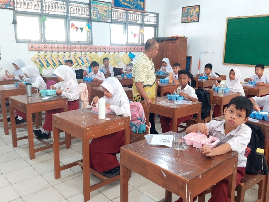 PERCOBAAN : Siswa di SDN 1 Jatisari antusias dalam uji coba program makan bergizi gratis yang dicanangkan Pemerintah Provinsi Jawa Tengah.