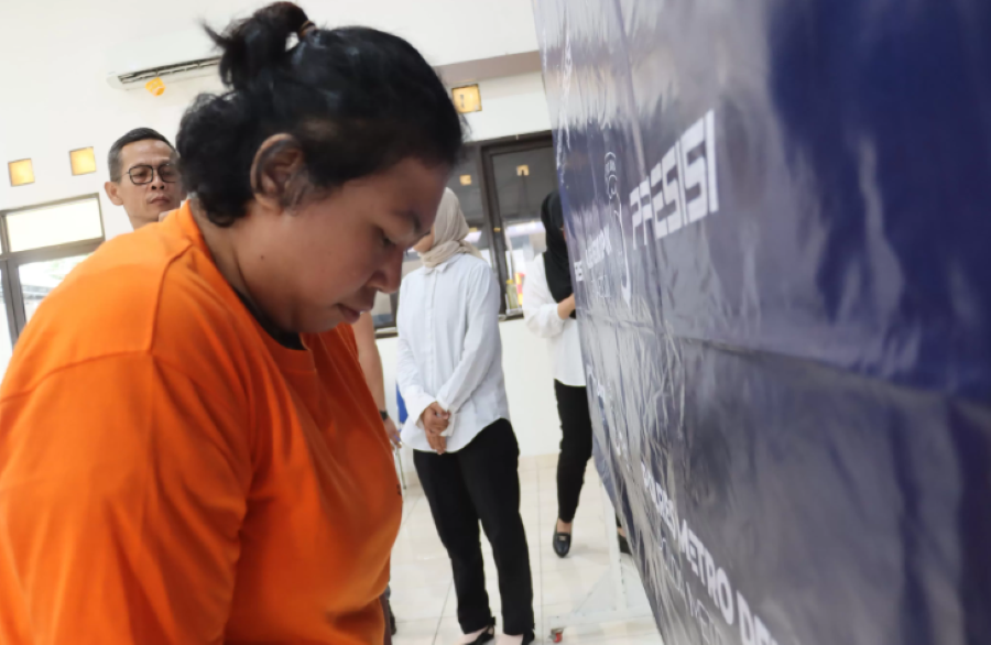 Seftyana yang menyiram KCB dengan air panas di Day Care Kiddy Space cabang cabang Pengasinan, Depok kini ditahan polisi.