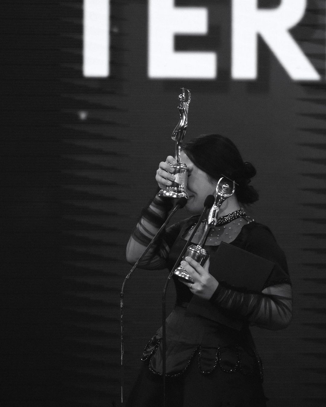 Bernadya menangis haru raih penghargaan perdana di AMI Awards 2024.