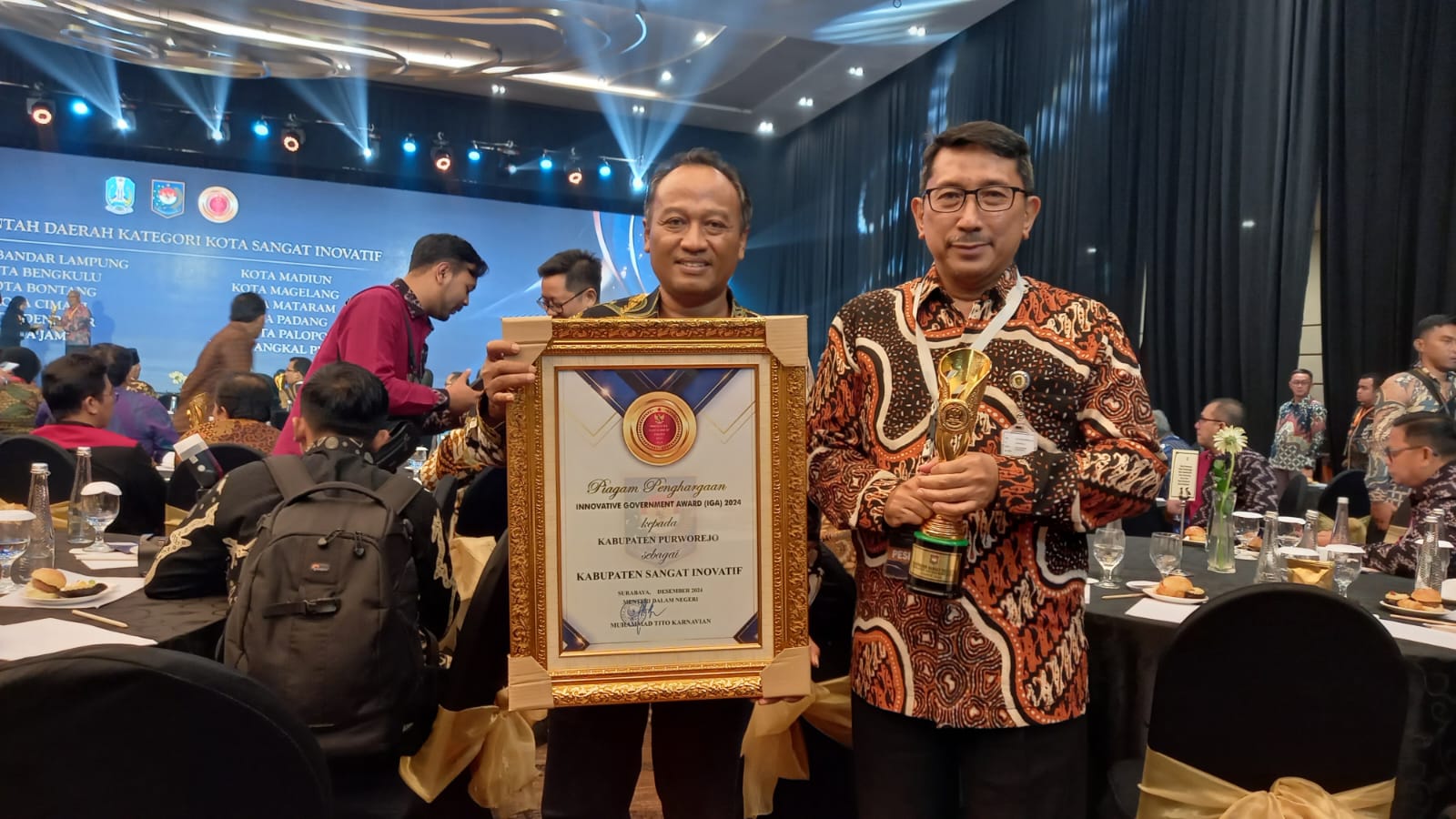 Kepala Bappedalitbang Purworejo (kiri) bersama Pj Sekda Purworejo di acara penyerahan penghargaan IGA 2024 pada Kamis (5/12).