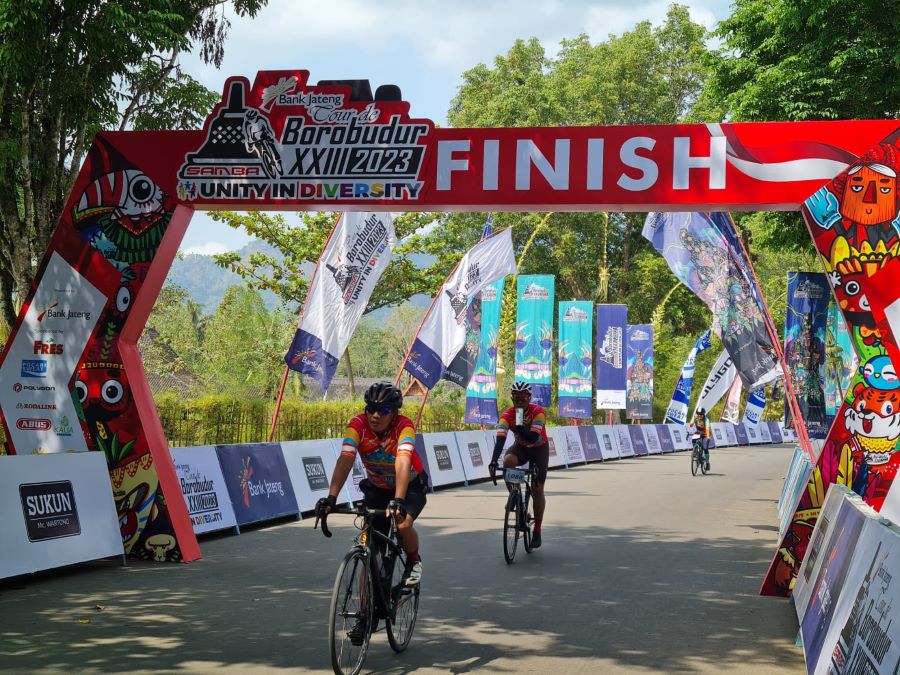 FINISH: Para peserta Tour de Borobudur (TdB) tampak senang saat mencapai garis finis di Candi&nbsp;Borobudur, tahun lalu.
