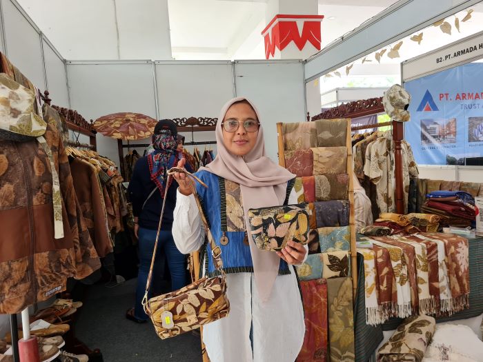 KREATIF: Ita Sarifah mengkreasikan ecoprint dengan berbagai produk. Mulai dari kain, baju, jaket, pouch, hingga sepatu.
