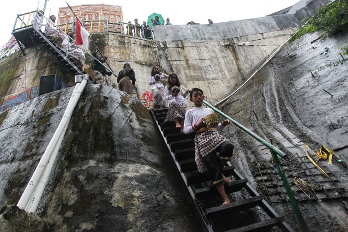 Kegiatan upacara adat sedekah toyam digelar di pinggir Sungai Winongo. Tepatnya di Sanggar Cakra Adiluhung di Kelurahan Pringgokusuman, Gedongtengen, Kota Jogja, Jumat (6/12/2024)