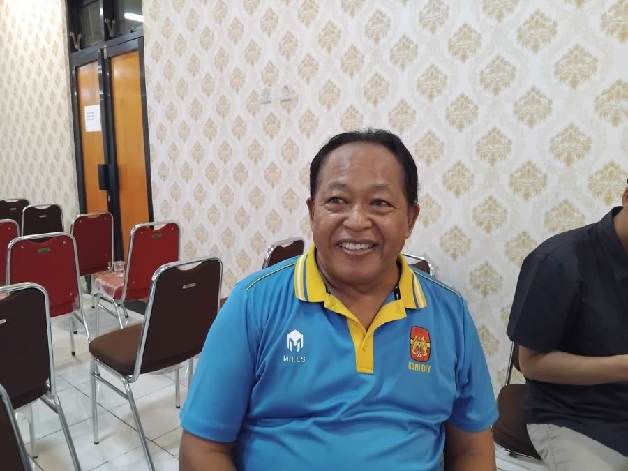 Keterangan, Ketua Klub Atletik Sembada Triyana saat berbincang dengan Radar Jogja di Kantor KONI DIJ