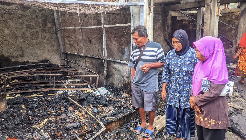 Para pedagang mencari barang jualan yang masih bisa diselamatkan usai insiden kebakaran di Pasar Trowono, Kalurahan Karangasem, Kapanewon Paliyan, Gunungkidul, Jumat (6/12).