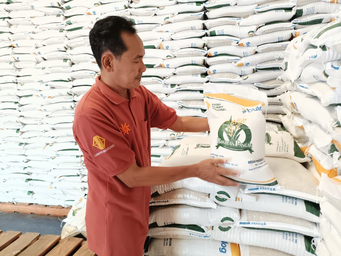 BANSOS : Kepala Gudang Bulog Kebumen Sidik Sugiharto menunjukkan kantong beras yang akan disalurkan untuk bantuan pangan masyarakat.
