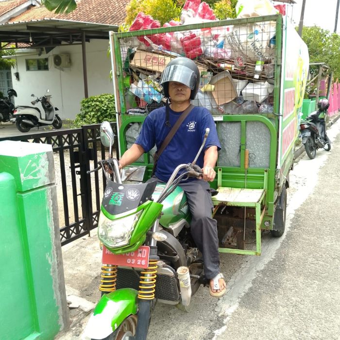 PEDULI LINGKUNGAN: Relawan Bank Samiun mengangkut sampah dari hasil limbah rumah tangga yang berada di wilayah perkotaan Kebumen.