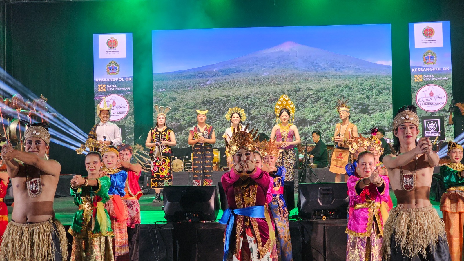 &nbsp;  &nbsp;  Konser kebangsaan tampilkan lagu dan tarian tradisional berbagai daerah se-Indonesia di Taman Budaya Gunungkidul, Kamis (5/12) malam.