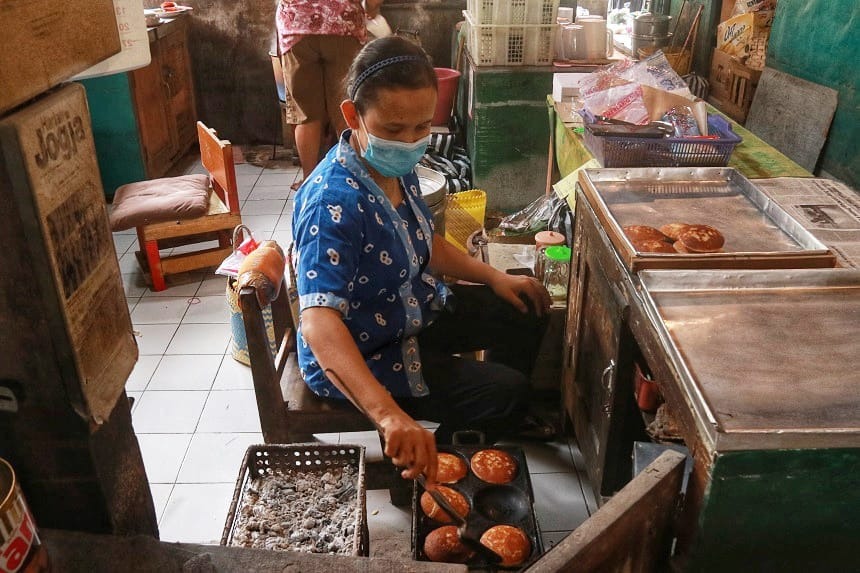 Apem Beras Bu Wanti di Pasar Ngasem.