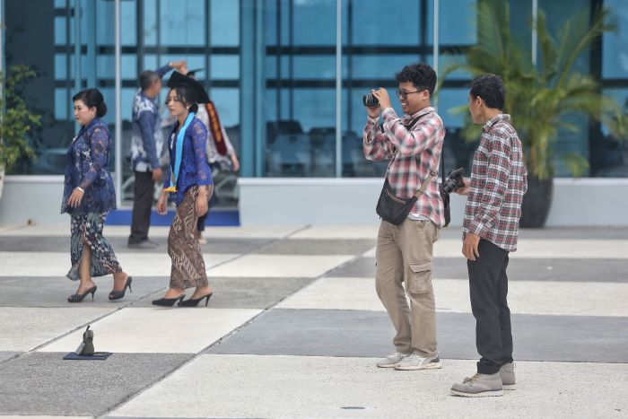 DIMINATI: Konsep foto wisuda dengan fotografer pribadi umumnya bertema estetis dengan latar belakang kampus atau lokasi wisuda.