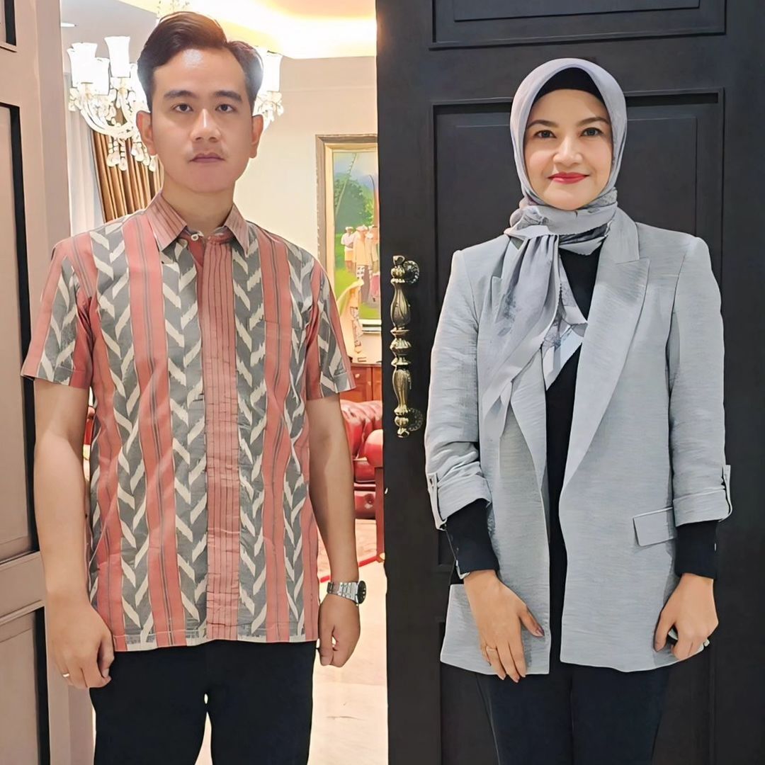 Tina Talisa bersama Wakil Presiden Gibran Rakabuming Raka saat menerima penugasan sebagai staf khusus.