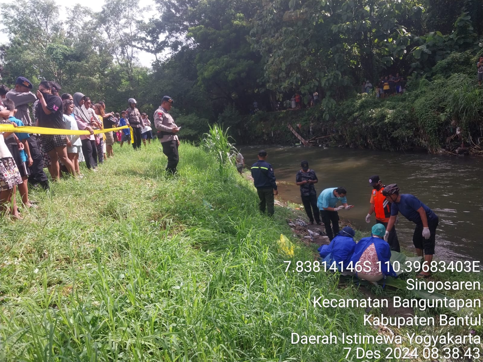 IDENTIFIKASI JENAZAH: Polisi dan segenap Tim Inafis Polres Bantul telah melakukan pengecekan terhadap penemuan mayat bayi di Sungai Gajahwong, Singosaren, Banguntapan, Bantul, Sabtu (7/12/2024).