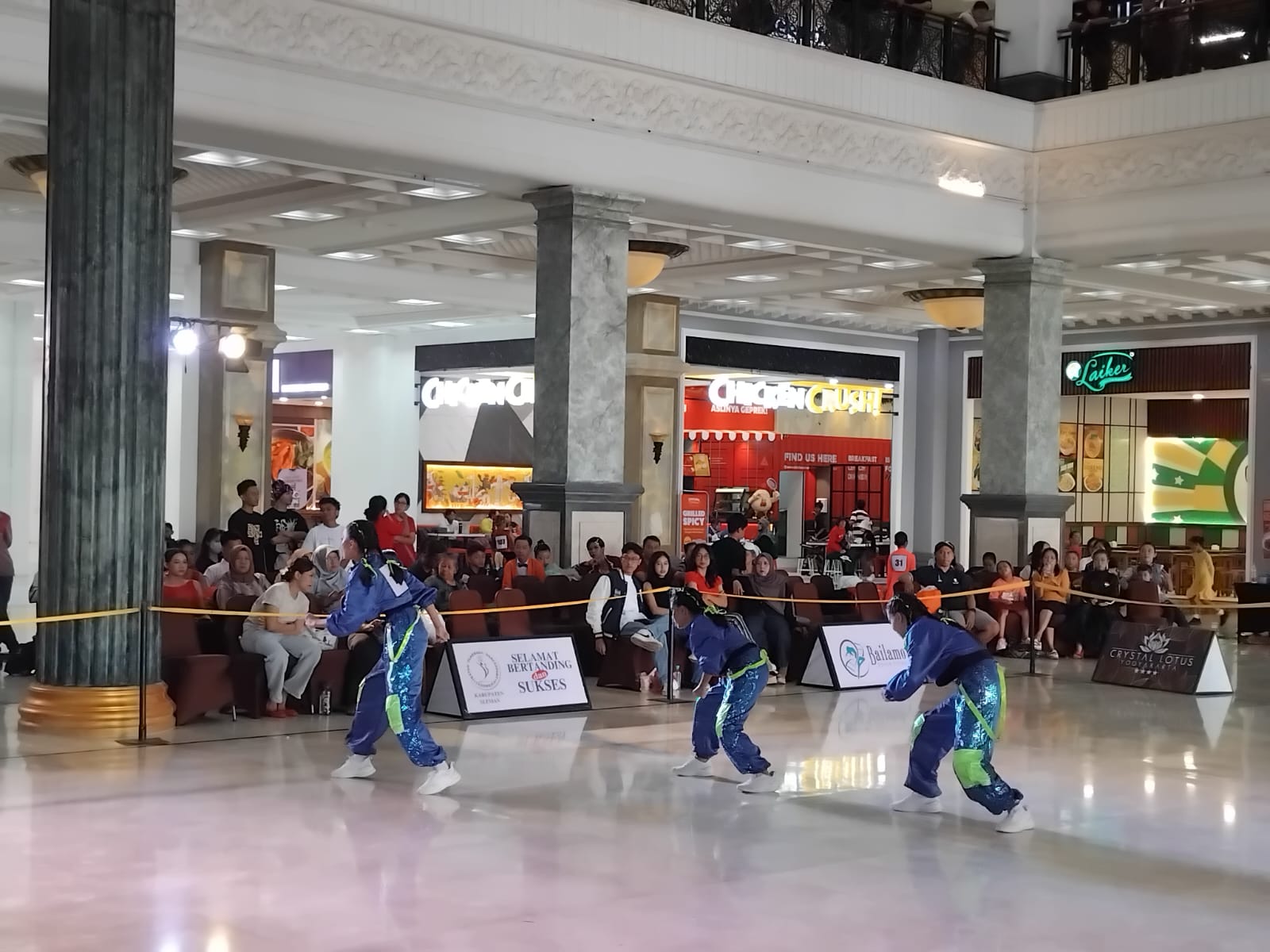 Unjuk GIGI: Peserta dance tampil enerjik di ajang Kejurda Dancesport DIY 2024 yang digelar di Shinta Hall, Sleman City Hall (SCH) Sabtu, (7/12/2024).
