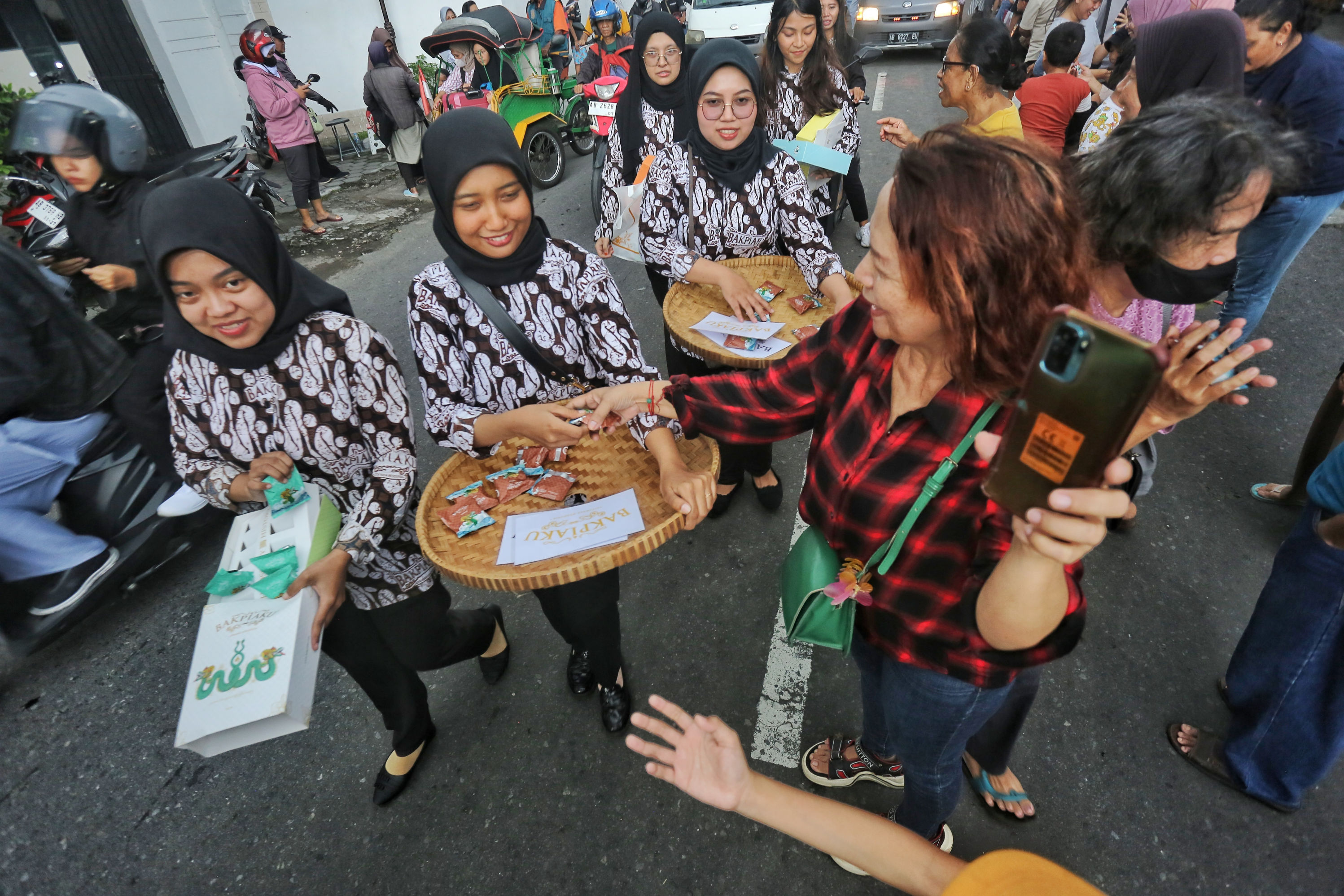 Peserta kirap Bakpia Day membagikan bakpia kepada masyarakat.