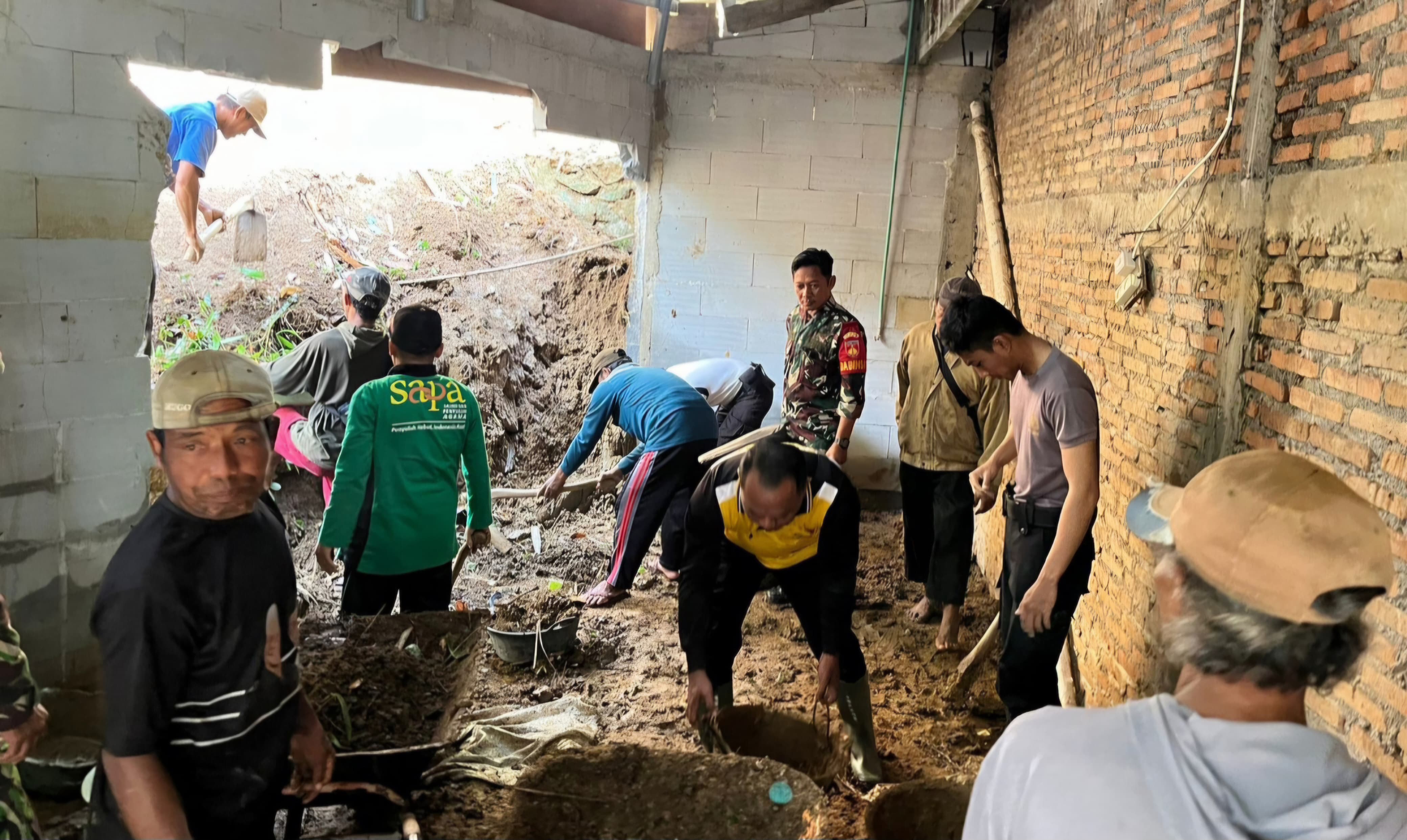 Kerja bakti warga membersihkan material longsor yang menimpa rumah warga di Kapanewon Gedangsari, Gunungkidul, Minggu (8/12).