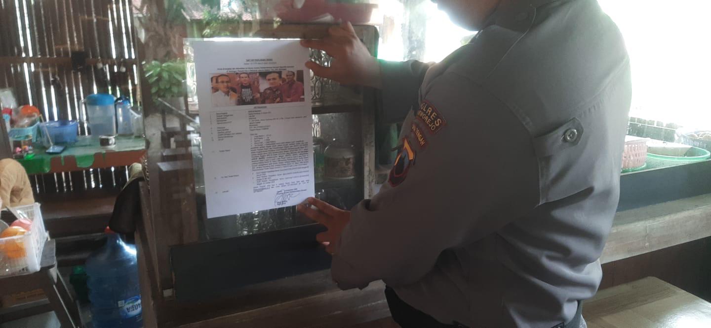 Bhabinkamtibmas di Kabupaten Purworejo saat memasang poster DPO Harun Masiku di fasilitas umum Kabupaten Purworejo, Minggu (8/12).  &nbsp;