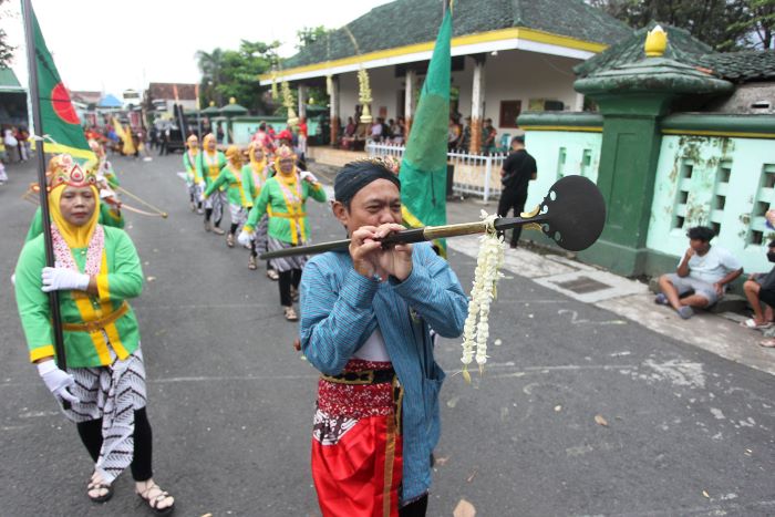 KENANG PERJUANGAN: Bregada mengarak replika tongkat pusaka Kiai Tjokro dalam kirab budaya memperingati 199 tahun penyerbuan Ndalem Diponegoro di kawasan Kelurahan Tegalrejo, Kota Jogja