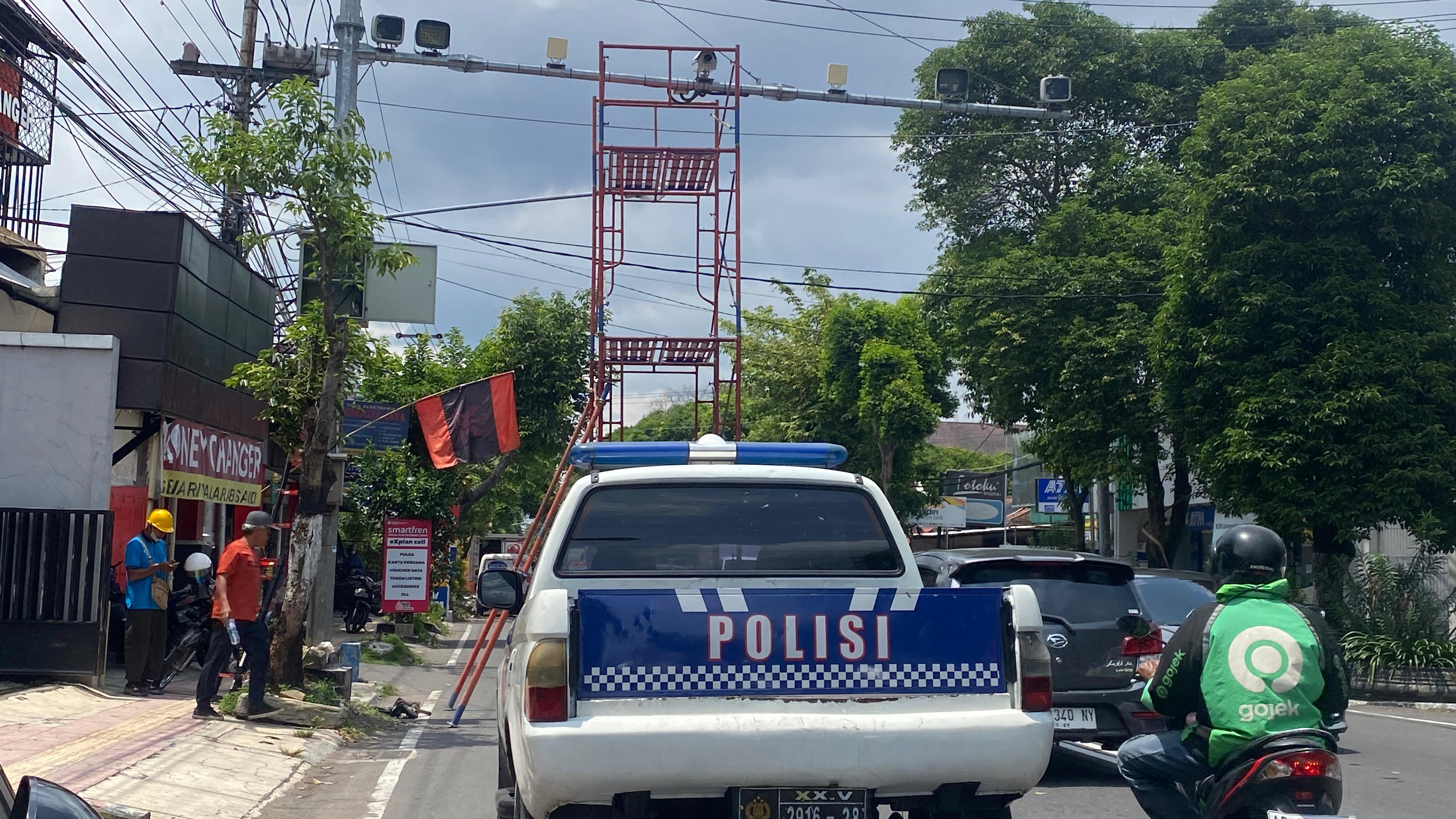 Ilustrasi pengecekkan kamera CCTV di Jalan Kusumanegara untuk memantau mobilitas kendaraan jelang libur Nataru.