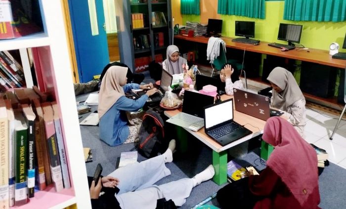 FOKUS: Bersama dengan mahasiswa Alus, MAN 4 Bantul melakukan berbagai aktivitas, mulai dari menyampul buku, menomori koleksi, mendata buku di buku induk, hingga shelving otomatis